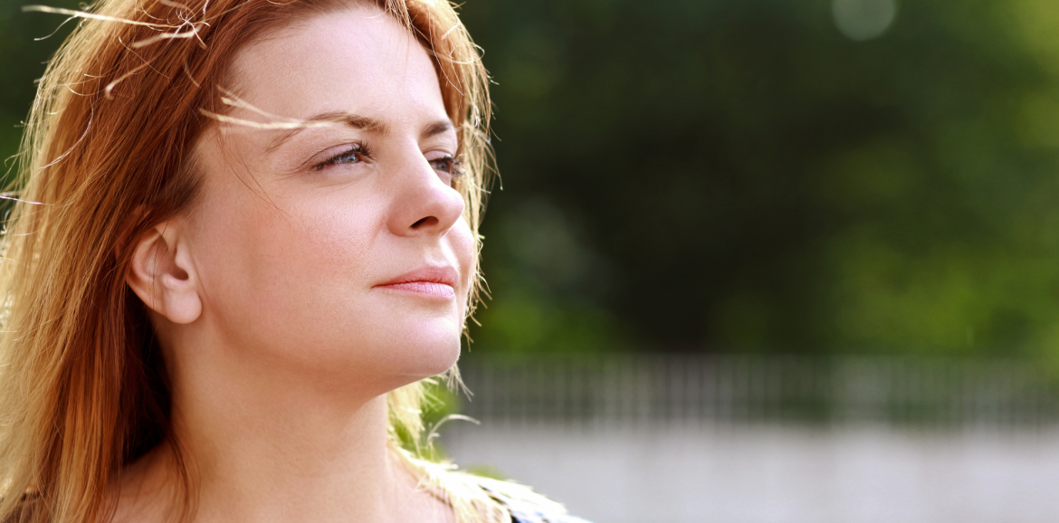 Femme qui regarde au loin en se libérant des troubles et pulsions alimentaires